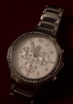 Tommy Hilfiger- Magnífico relógio feminino de pulso da marca Tommy em aço prateado, fundo branco e cravejado por pedras. (falta algumas pedrinhas) Funcionando, original.