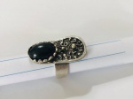PRATA DE LEI- Belíssimo anel em prata de lei, cravejado por linda pedra na cor preta. Aro ajustável.