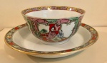 Bela bowl / molheira, de porcelana oriental, decorada com cena típica de cotidiano. Guarnições pintadas em ouro. Acompanha presentoir.