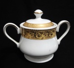 Lindíssimo açucareiro em porcelana com detalhes em dourado - Medidas: 16x9x11 cm