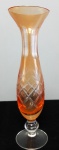Belíssima mini jarra floreira solifleur na cor ambar, com pé , em cristal com delicadas lapidações - Diâmetro: 5 cm / Altura: 18 cm