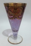 Bela taça em cristal e com detalhes à ouro, na cor lilás - Diâmetro: 8 cm / Altura: 14 cm