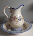 Maravilhoso gomil em porcelana com belíssimo tom de azul e  com desenhos  pintado a mão - Diâmetro da bacia: 33 cm / Altura da jarra: 26 cm