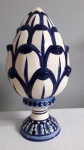 Belíssima pinha em porcelana  com detalhes em azul - Altura: 30 cm