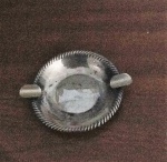 Cinzeiro em prata com borda decorada - Diâmetro: 9 cm