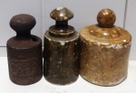 Três pesos, um em ferro e dois em pedra - Alturas: 8 cm , 9 cm e 9 cm( lote com lascado, vendido no estado).