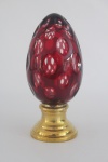 Imponente pinha em cristal vermelho com base em metal dourado - Altura: 14,5 cm