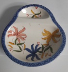 Delicada petisqueira em porcelana com delicados desenhos - Medidas: Medidas: 13x14x3,5 cm