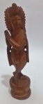 Linda escultura entalhada na madeira representada por índio - Altura: 15 cm