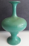 Antigo jarro decorativo na cor verde, confeccionado em material sintético - Altura: 70 cm (Lote apresenta marcas do tempo e pequena rachadura na base, lote vendido no estado)