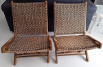 Duas cadeira articuladas em fibra natural, com desenhos entrelaçados e detalhes nos pés - Medidas: 60x80x78 cm ( Lote com palha soltando no assento, lote vendido no estado)