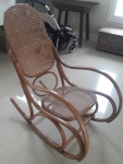 Cadeira de balanço com estrutura em madeira, assento e encosto com palhinha sintética. - Medidas: 54x95x1,02 cm (Retirada do lote em Jacarepaguá com agendamento)