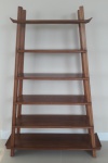 Belíssima estante em madeira estilo  escada - Medidas: 1,32x29x1,87 cm - (Retirada do lote em Jacarepaguá com agendamento)