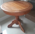 Linda mesa redonda em madeira maciça - Diâmetro: 80 cm e Altura: 79 cm - Retirada do lote em Jacarepaguá com agendamento.