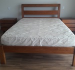 Bela cama de casal em madeira maciça - Medidas:  1,66x2,10x1,20 cm( Lote com marcas do tempo) - Retirada do lote em Jacarepaguá com agendamento.