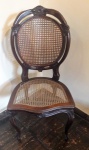 Cadeira medalhão anos 50 em medeira nobre e palha - Medidas: 48x44x1,04 cm ( Cadeira está bamba, , madeira rachada e com palha solta, lote vendido no estado)