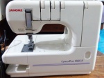 Máquina de costura Overlock  Janome CoverPro 1000CP  Branca