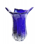 Grande vaso em vidro de Murano em belíssimo tom azul cobalto com efeitos de micro bolhas e bordas singelamente recortadas. Medida 42 cm de altura. Não pode ser enviado pelos correios.