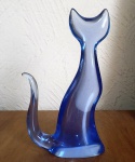 PALATNIK (Atribuído),  Gato Azul, escultura em acrílico,  21cm de altura, não assinado.