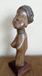 JESSÉ,  Africana com Lenço, escultura em madeira nobre, 59cm, assinada, com dois trincados que não desmerecem a obra.