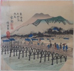 ATRAVESSANDO A PONTE, xilogravura japonesa "UKIYO-E", 24 x 24.5cm, assinada, séc. XVII. Por serem muito antigas, são vendidas no estado, sem moldura.