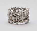 Excepcional anel em ouro branco, adornado com diamantes em diversas lapidações e tamanhos, regulando aproximadamente 7 CTS. Peso 11,8 g.
