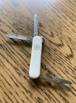 Mini canivete Victorinox branco.