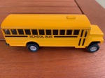 Miniatura de ônibus escolar americano.