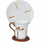 Xícara e pires em porcelana Limoges branca decorada com folhas em dourado. França, séc. XIX. 07 cm (xícara), 13 cm(pires).