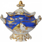 Açucareiro em porcelana policromada e dourada, fabricação Vieux Paris. França, séc. XIX. 18 cm.