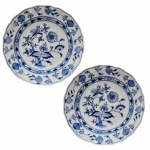 Meissem - Par de pratos fundos em porcelana Alemã, borda recortada, decoração dita cebolinha, Blue & White, marcada e numerada no verso. Séc. XIX. 23 cm.