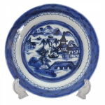 Prato de porcelana azul e branco, decoração Macau. China. Daoguang (1821-1850). 19 cm.