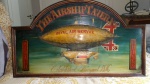 Placa decorativa de madeira policromada The Air Ship Tavern  xxx cm . Inglaterra, séc. XX.