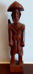 Arte popular  Cangaceiro de madeira esculpida e encerada, 17,5 cm de altura