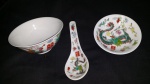 Conjunto de três peças de porcelana chinesa decorada, em policromia, colher, pires e bowl