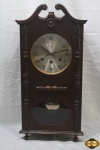 Relógio carrilhão de parede Silco com 3 cordas, caixa em madeira. Medindo a caixa 67cm x 32,5cm x 17cm de profundidade e o mostruário 19,5cm de diâmetro. Com chaves, funcionamento desconhecido.