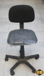 Cadeira para escritório com assento e encosto acolchoado e rodizio. Medindo 87cm de altura máxima do encosto. Com regulagem de altura.