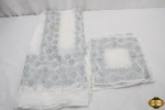 Lote de toalha de mesa em tecido fino com bordado a maquina medindo 2,30 X 1,20 com 7 guardanapos medindo 28 X 28 . Com marcas de uso.