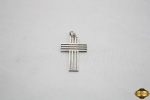 Pingente na forma de crucifixo em prata de lei. Medindo 4,5cm x 2,5cm.