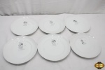 6 pratos rasos em porcelana branca com pintura "Amar é". Medindo 24cm de diâmetro.