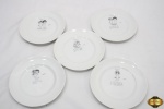 5 pratos de sobremesa em porcelana branca com pintura "Amar é". Medindo 22,5cm de diâmetro. Um dos pratos possui um bicado na borda.