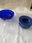 Lote de peças pra cozinha, sendo um bowl azul de vidro, 3 bowls brancos em acrílico, um pote de vidro e um suporte azul em porcelana