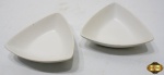 Par de petisqueiras triangulares em porcelana branca. Medindo 15,5cm x 15,5cm x 5,5cm de altura.