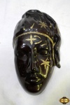Enfeite de máscara veneziana em porcelana pintada. Medindo 24,5cm x 13,5cm.