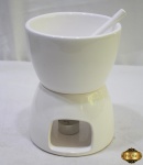 Panela de fondue em porcelana com rechaud e 1 espeto. Medindo o conjunto 19,5cm de altura.