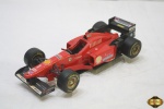 Ferrari Formula 1 Maisto F310 Schumacher 1996 1/20. Medindo 22cm de comprimento. O pneu traseiro direito esta solto.