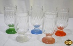 5 copos longos em vidro moldado com pé colorido. Medindo 15cm de altura.