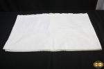 Toalha de mesa de linha na cor branca com bordados feito a mão medindo 1 X 76 por 1 X 76. Em perfeito estado.