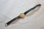 Relógio de pulso Movado feminino Gold Eletroplate Bezel, fundo preto, pulseira de couro, funcionamento à corda, acabamento da corda com safira. Medindo 2,4cm de diâmetro. Funciona mas precisa de revisão.