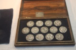 Coleção do Aleijadinho das 13 medalhas de prata 999 representando os profetas, coleção feita por Fritz Lohman, pesando 650 gramas ao todo, coleção nº 156. no estojo em madeira, o estojo necessita de reparos.